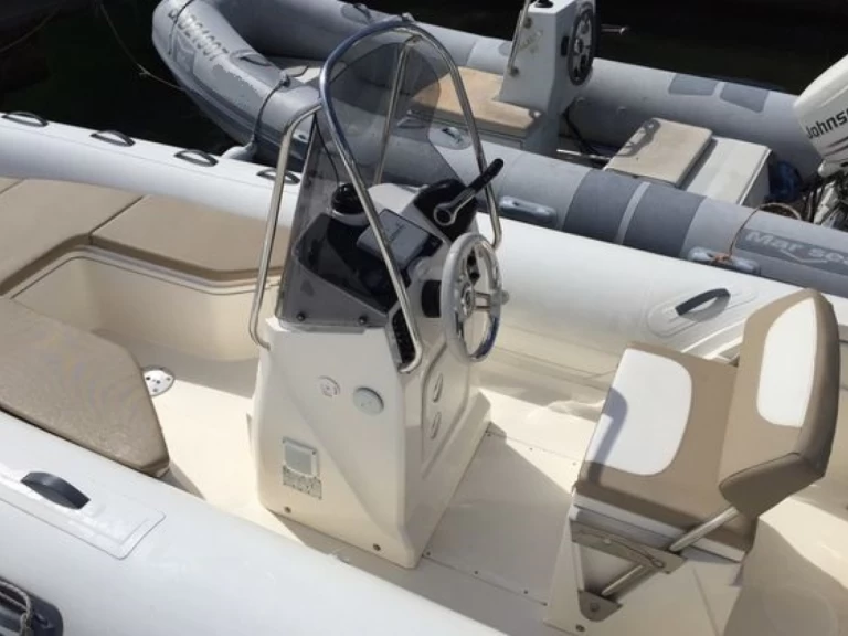 Louer Semi-rigide avec ou sans skipper Capelli à Saint-Georges-de-Didonne