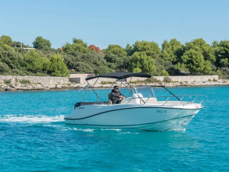 Louer Bateau à moteur avec ou sans skipper Quicksilver à Split