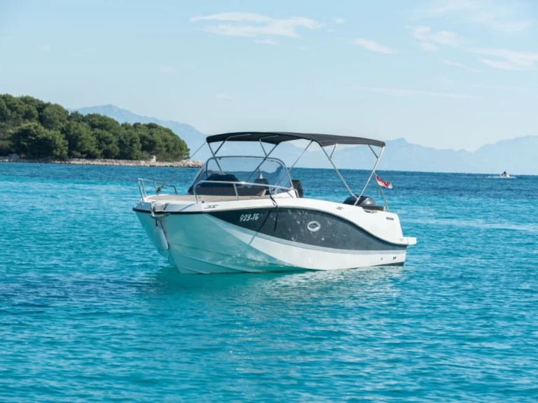 Quicksilver Activ 755 Sundeck a louer à Trogir
