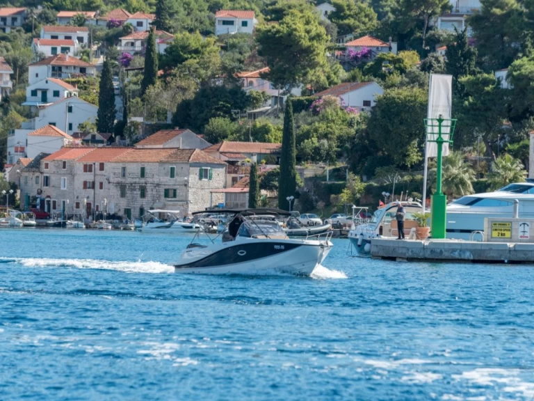 Louez un Quicksilver Activ 755 Sundeck à Trogir