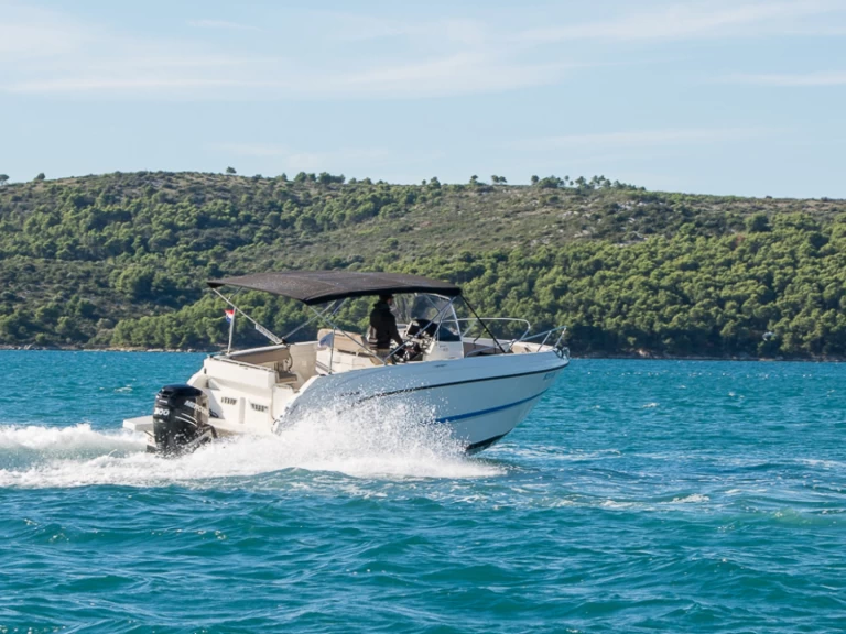 Quicksilver Activ 805 a louer à Trogir