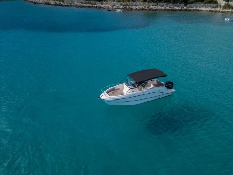 Louez un Quicksilver Activ 805 à Trogir