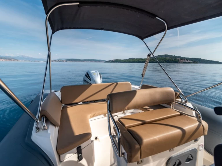 Louer Semi-rigide avec ou sans skipper Bwa à Trogir