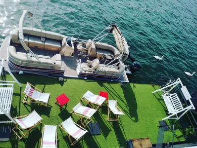 Suntracker Party Barge 24 in Paris 01 Louvre on SamBoat