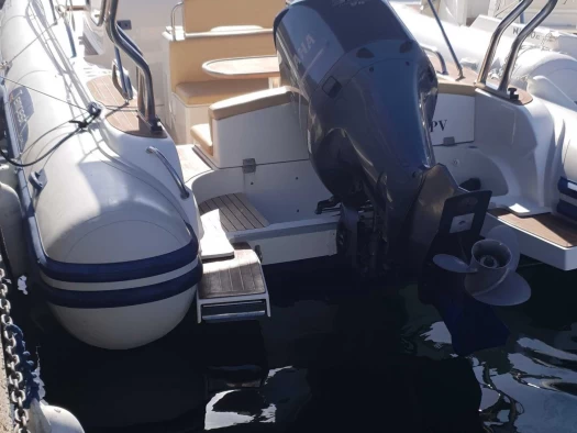 Louer Semi-rigide avec ou sans skipper Capelli à Propriano