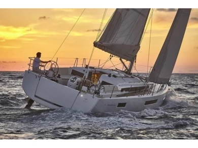 Sailboat for rent Foinikas at the best price