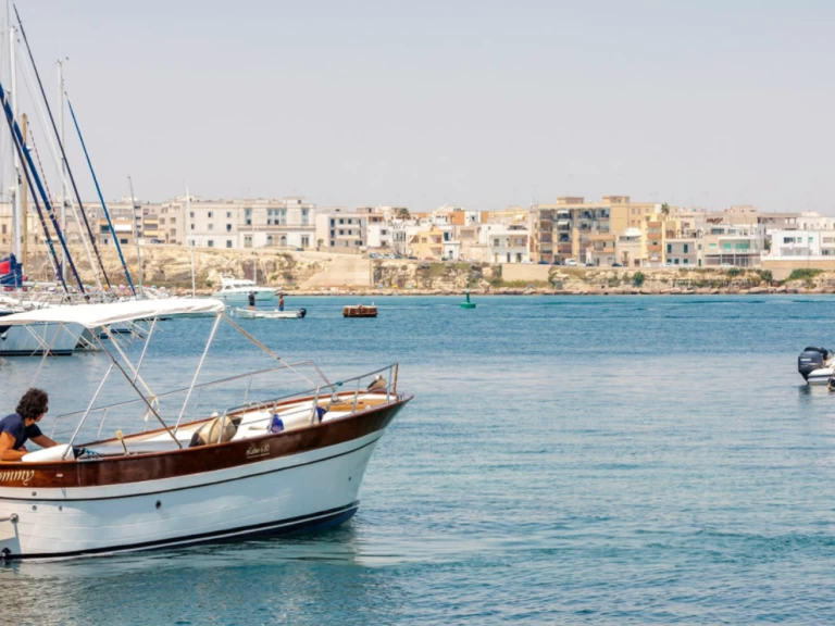 Location Bateau à moteur Gozzo Latino avec permis