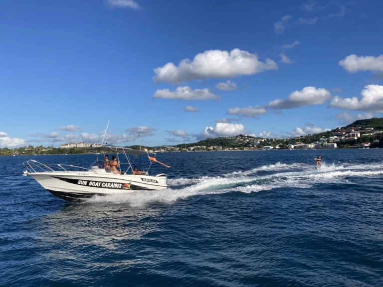 Lobster marion 7,3 a louer à Les Trois-Îlets