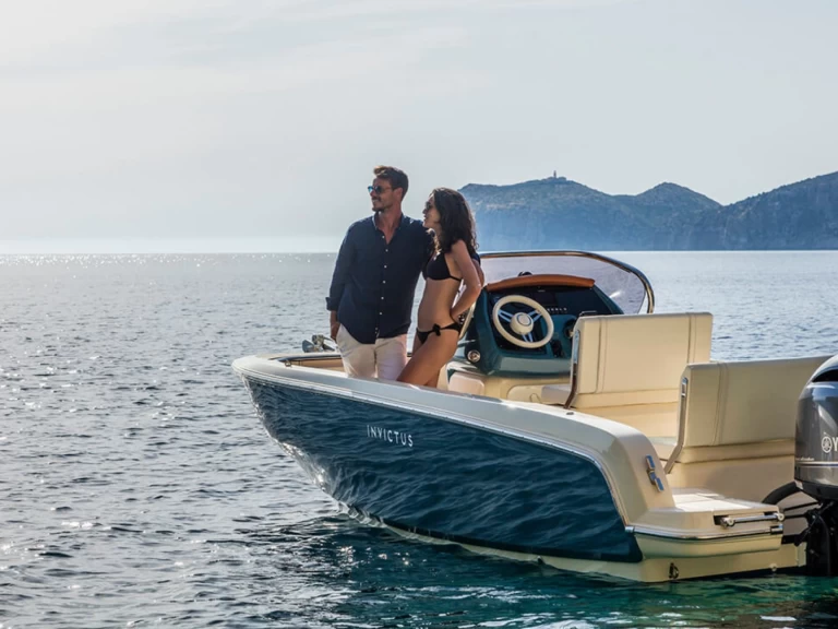 Location bateau Roses pas cher Invictus 200 FX