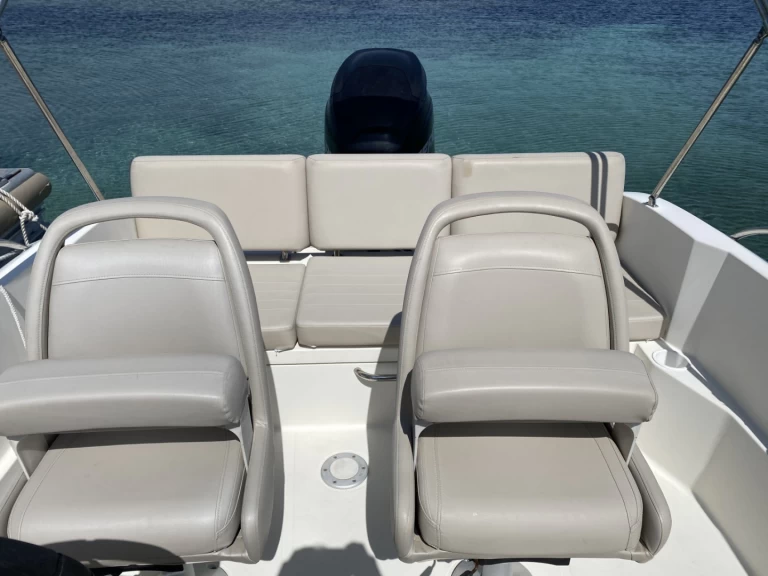 Bateau à moteur à louer à Port Camille Rayon au meilleur prix