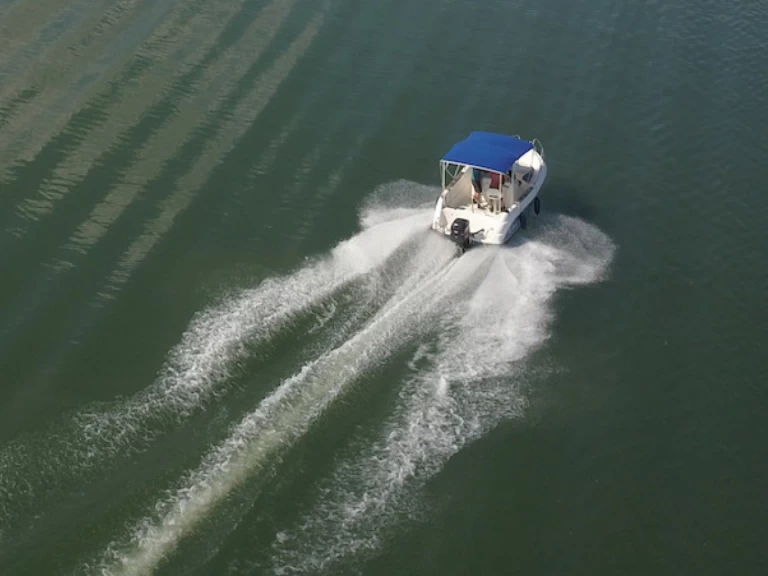 Bateau à moteur à louer à Mâcon au meilleur prix