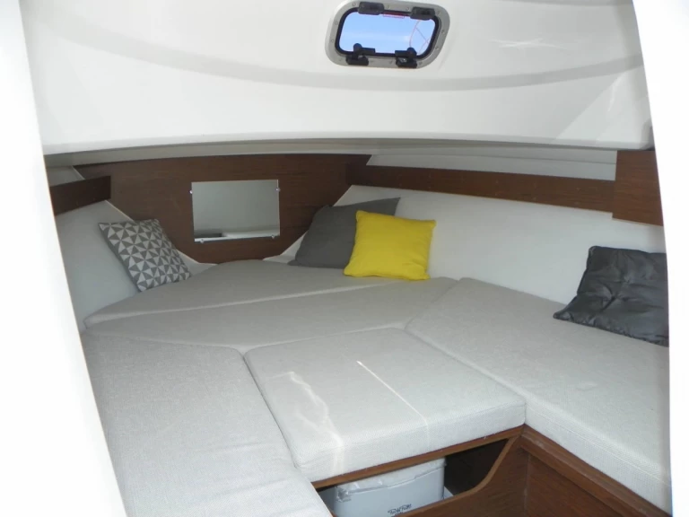 Location à Mandelieu-la-Napoule - Jeanneau Cap Camarat 6.5 CC Style sur SamBoat