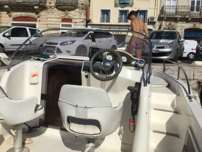 Bateau à moteur à louer à Sète au meilleur prix