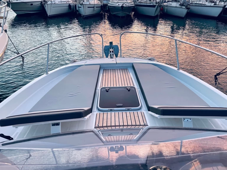 Location à Port Fréjus - Jeanneau Cap Camarat 9.0 WA sur SamBoat