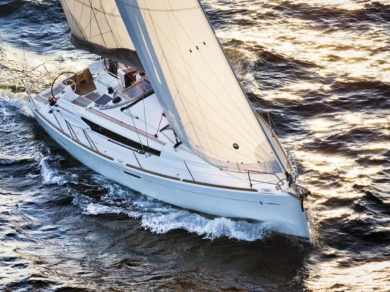 Hire Sailboat Jeanneau with a boat licence
