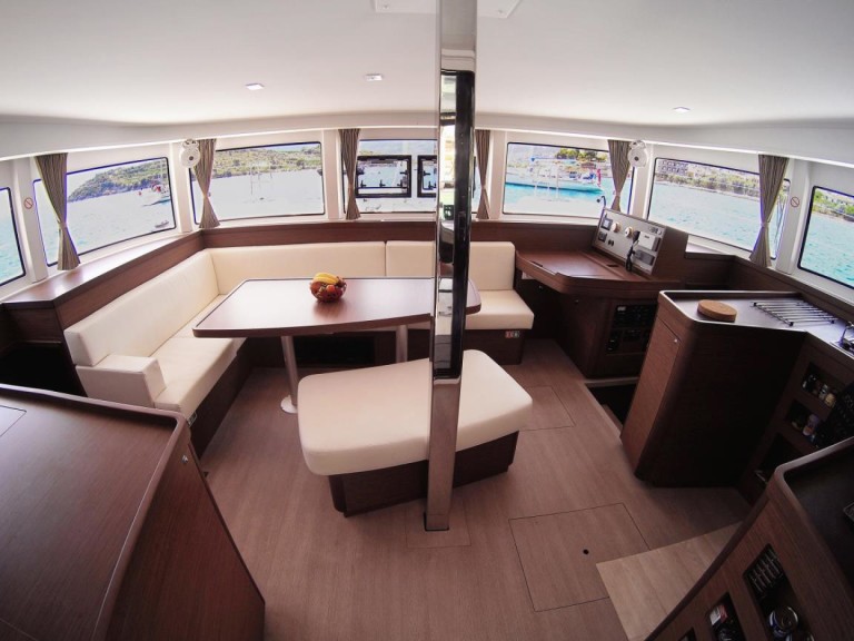 Louer Catamaran avec ou sans skipper Lagoon à Álimos