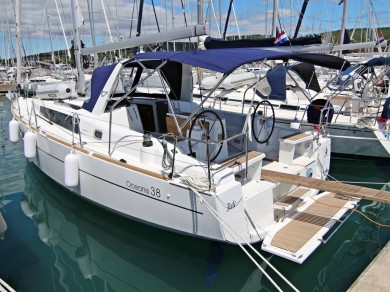 Yacht charter Sukošan - Bénéteau Oceanis 38 on SamBoat