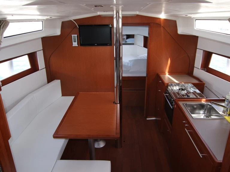 Bénéteau Oceanis 38 a louer à Sukošan