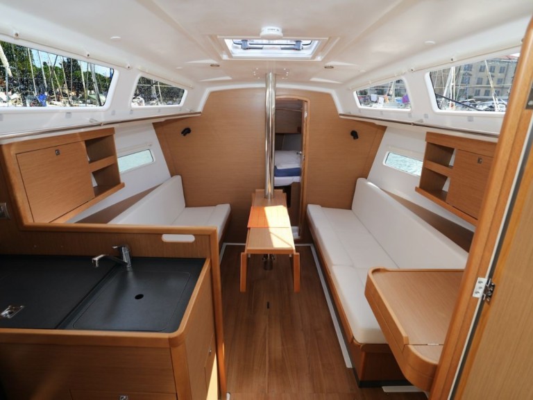 Louez un Jeanneau Sun Odyssey 319 à Pula