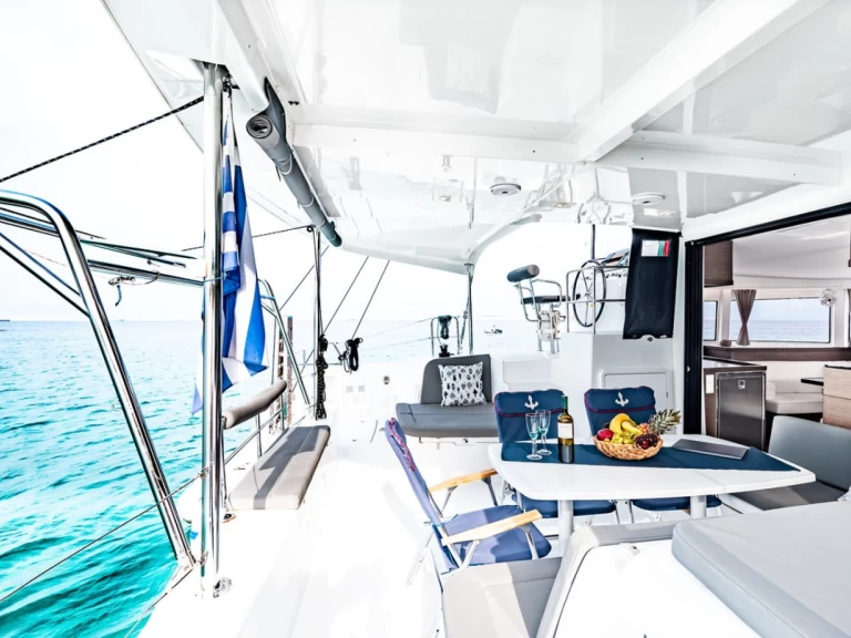 Louer Catamaran avec ou sans skipper Lagoon à Álimos