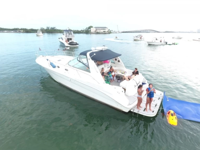 Location bateau Sea Ray Sea Ray 410 Express Cruiser à Miami sur Samboat