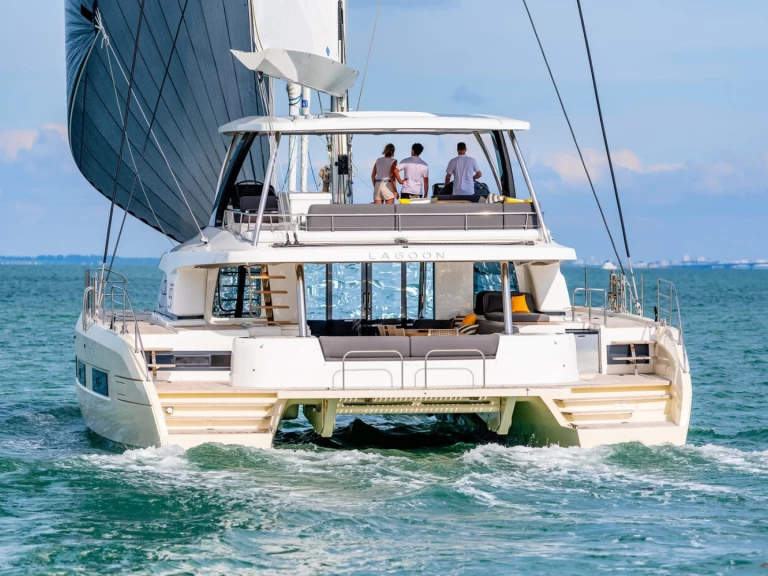 Location bateau Lagoon Lagoon Sixty 5 à Álimos sur Samboat