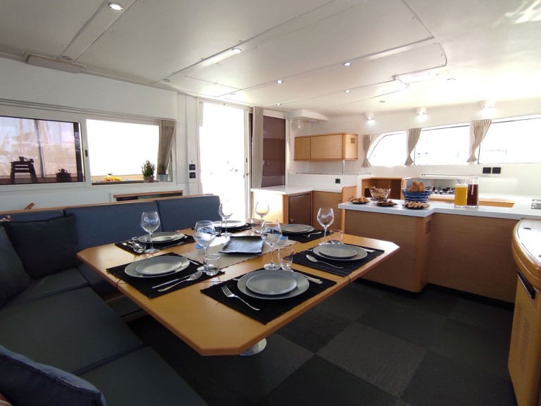 Catamaran à louer à Álimos au meilleur prix
