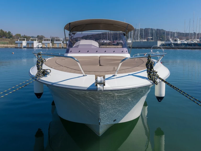 Bateau à moteur à louer à Pula au meilleur prix