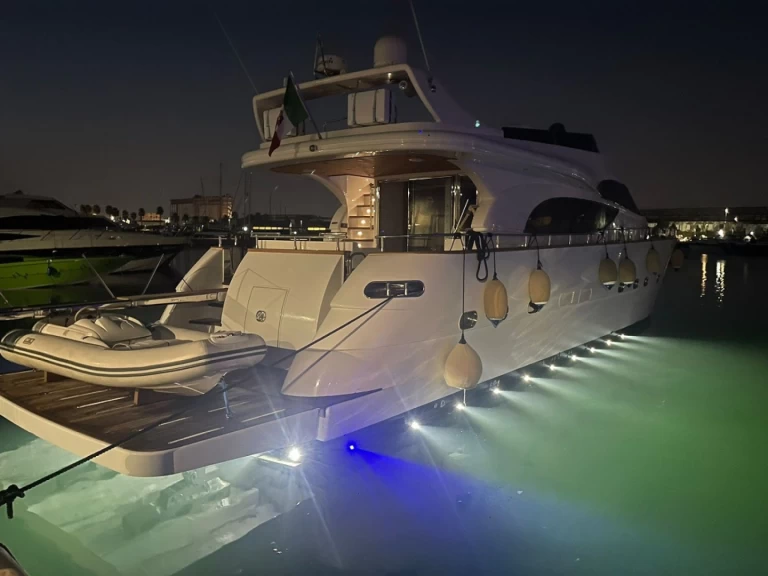 Benetti Benetti 72 a louer à Salerne