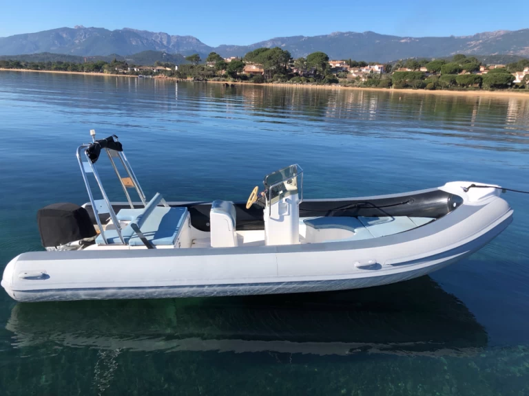 Louer Semi-rigide avec ou sans skipper Master à Porto-Vecchio