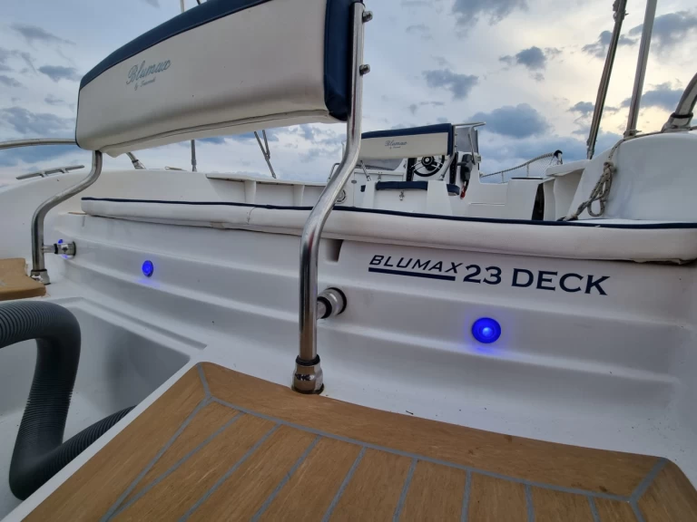 Louez un tancredi Bluemax 23 Deck à Zaton