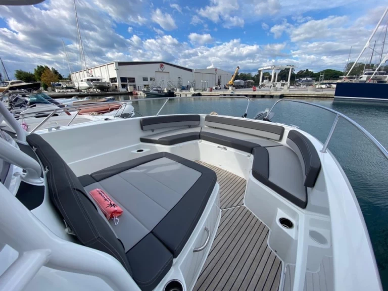 Louer Bateau à moteur avec ou sans skipper Jeanneau à Cogolin