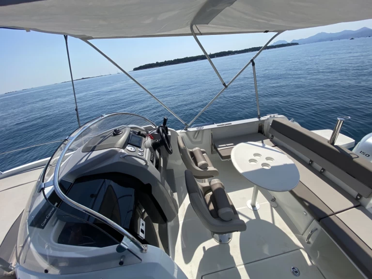Louer Bateau à moteur avec ou sans skipper Jeanneau à Mandelieu-la-Napoule