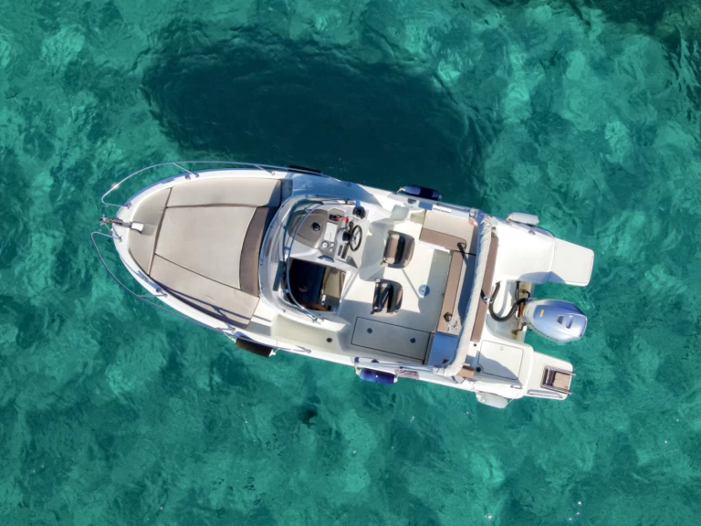Location bateau Jeanneau Cap Camarat 6.5 CC Style à Mandelieu-la-Napoule sur Samboat
