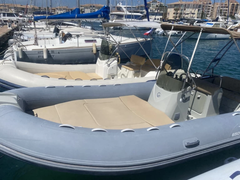 Louer Semi-rigide avec ou sans skipper Capelli à Fréjus
