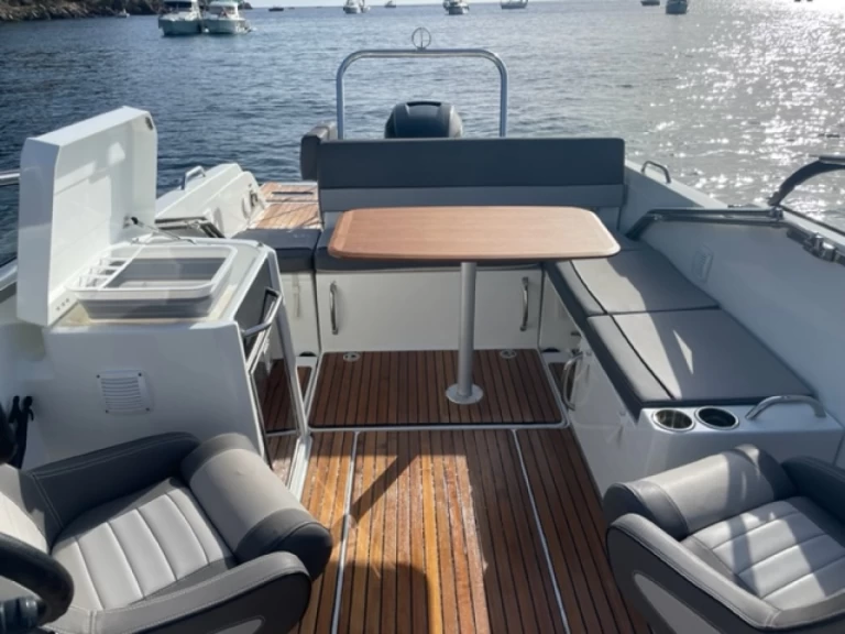 Louer Bateau à moteur avec ou sans skipper Jeanneau à Saint-Cyr-sur-Mer