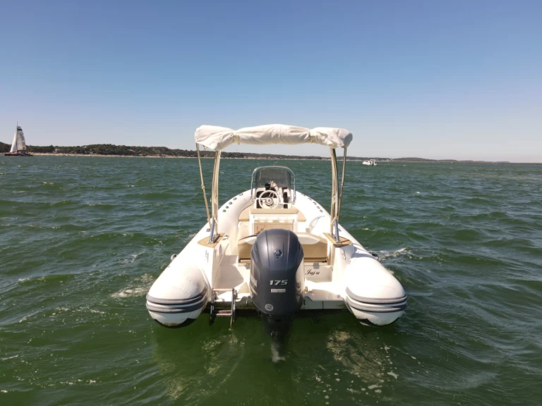 Louer Semi-rigide avec ou sans skipper Capelli à Grand Piquey