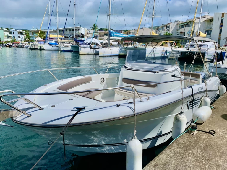 Location à Les Trois-Îlets - Jeanneau Cap Camarat 8.5 CC sur SamBoat