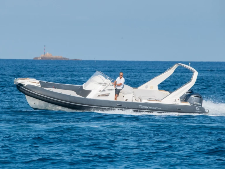 Louer Semi-rigide avec ou sans skipper Capelli à Le Lavandou