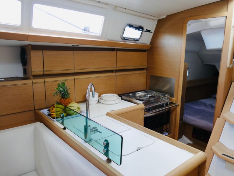 Louez un Jeanneau Sun Odyssey 389 à Le Marin