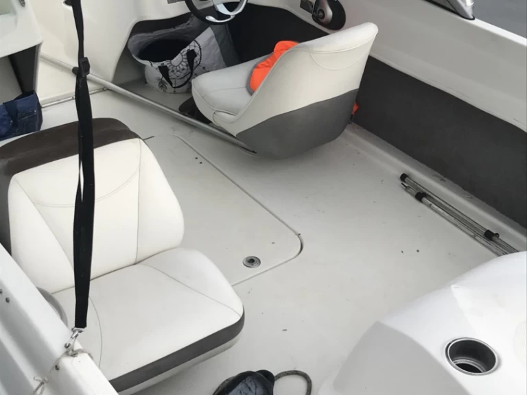 Location Bateau à moteur Bayliner avec permis