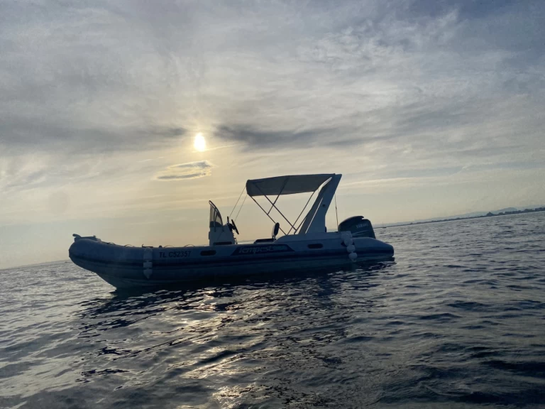 Louer Semi-rigide avec ou sans skipper Capelli à Port-Camargue