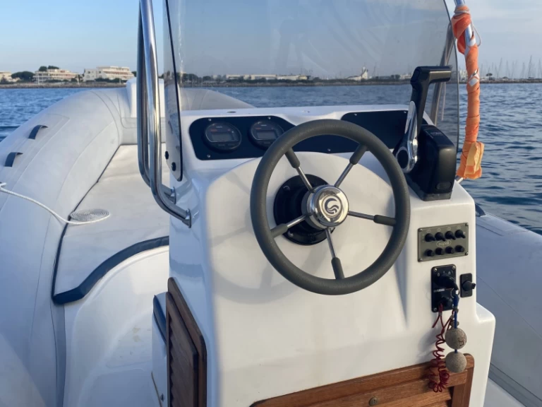 Semi-rigide à louer à Port-Camargue au meilleur prix