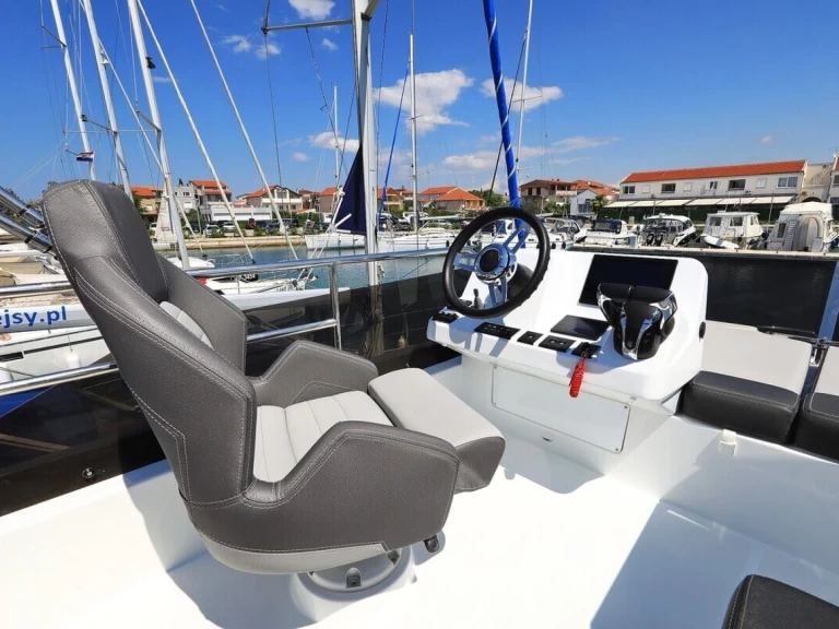 Bateau à moteur à louer à Pirovac au meilleur prix