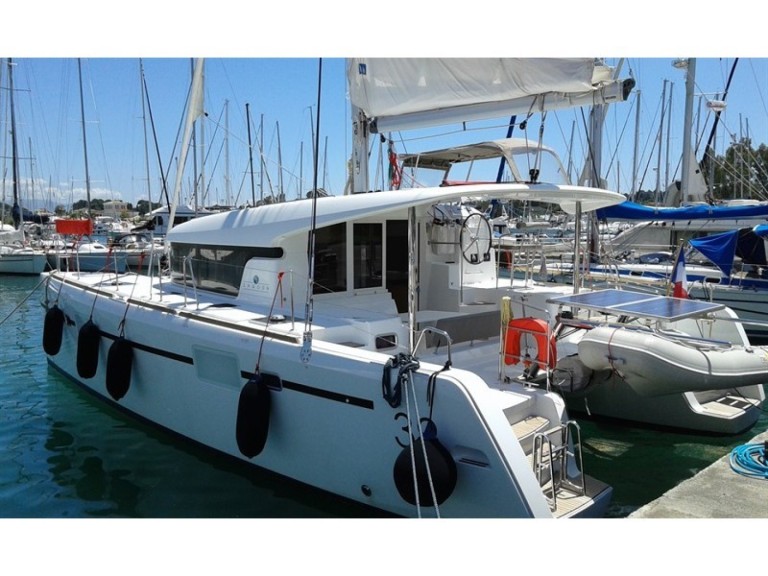 Louer Catamaran avec ou sans skipper Lagoon à Gouviá