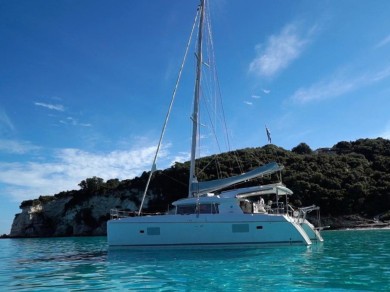 Lagoon Lagoon 421 charter bareboat eller skeppad i Port de Lefkada