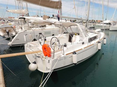 Hire Sailboat with or without skipper Bénéteau D-Marin Dalmacija Marina