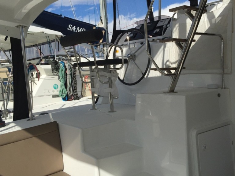 Louer Catamaran avec ou sans skipper Lagoon à Álimos