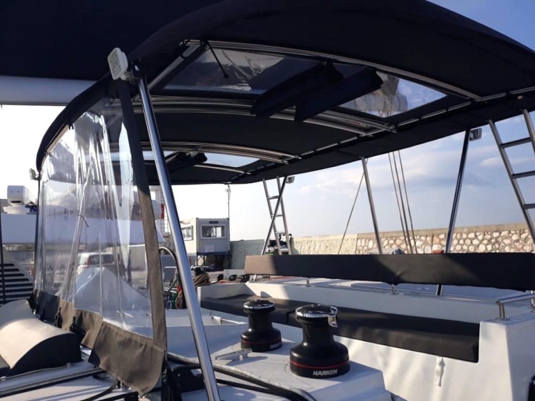 Louer Catamaran avec ou sans skipper Lagoon à Álimos