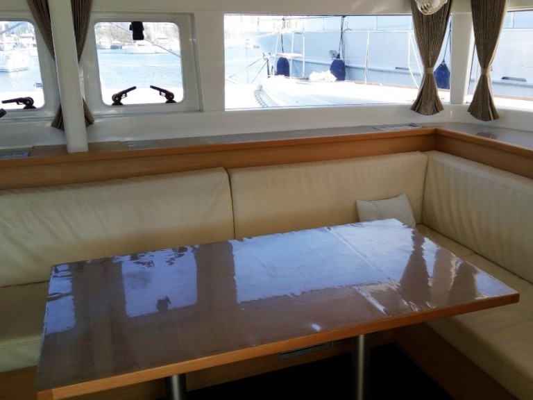 Catamaran à louer à Álimos au meilleur prix